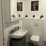 Апартаменты Stylish Near Schlosspark With Balcony - Apolonialiving