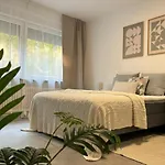 Апартаменты Stylish Near Schlosspark With Balcony - Apolonialiving *