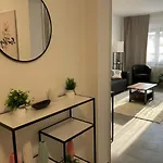 Апартаменты Stylish Near Schlosspark With Balcony - Apolonialiving Карлсруэ