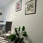Stylish Near Schlosspark With Balcony - Apolonialiving *