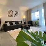 Stylish Near Schlosspark With Balcony - Apolonialiving