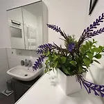 Stylish Near Schlosspark With Balcony - Apolonialiving Апартаменты *