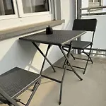 Апартаменты Stylish Near Schlosspark With Balcony - Apolonialiving *