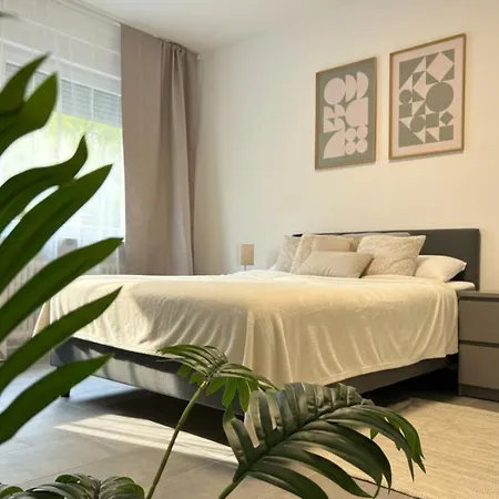 Stylish Near Schlosspark With Balcony - Apolonialiving