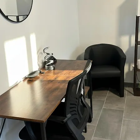 Stylish Near Schlosspark With Balcony - Apolonialiving *